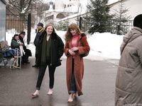 Feet - Julia A + Nastya - 2005-03-15 In public without shoes