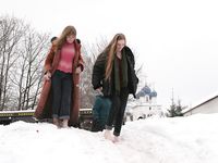 Feet - Julia A + Nastya - 2005-03-15 In public without shoes