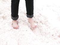 Feet - Julia A + Nastya - 2005-03-15 In public without shoes