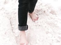 Feet - Julia A + Nastya - 2005-03-15 In public without shoes