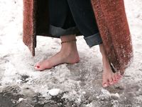 Feet - Julia A + Nastya - 2005-03-15 In public without shoes