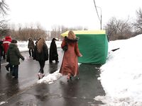 Feet - Julia A + Nastya - 2005-03-15 In public without shoes