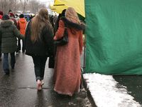 Feet - Julia A + Nastya - 2005-03-15 In public without shoes