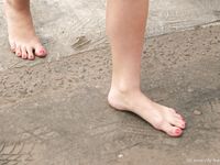 Feet - Julia A - 2006-01-22 Barefoot shopping