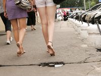 Feet - Julia C + Unknown brunette - 2012-01-08 Weekend shopping