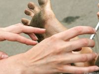 Feet - Julia C + Unknown brunette - 2012-01-08 Weekend shopping