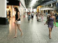 Feet - Julia C + Unknown brunette - 2012-01-08 Weekend shopping