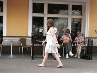 Feet - Julia E - 2011-11-28 Evening barefoot stroll