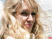 Feet - Julia F - 2011-12-25 Barefoot girl in sea-green dress