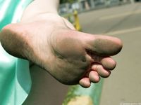 Feet - Julia F - 2011-12-25 Barefoot girl in sea-green dress