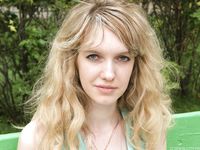 Feet - Julia F - 2011-12-25 Barefoot girl in sea-green dress