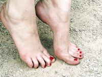 Feet - Julia F - 2011-12-25 Barefoot girl in sea-green dress