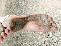 Feet - Julia F - 2011-12-25 Barefoot girl in sea-green dress