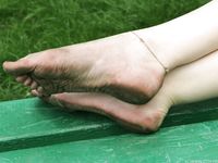 Feet - Julia F - 2011-12-25 Barefoot girl in sea-green dress