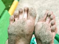 Feet - Julia F - 2011-12-25 Barefoot girl in sea-green dress