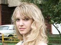 Feet - Julia F - 2011-12-25 Barefoot girl in sea-green dress