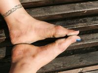 Feet - Julia G - 2012-02-19 A pleasant smile and tough soles