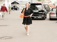 Feet - Kari - 2010-02-18 Barefoot blond baby in the city