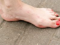 Feet - Kari - 2010-02-18 Barefoot blond baby in the city