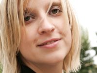 Feet - Kari - 2010-02-18 Barefoot blond baby in the city