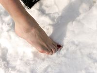 Feet - Katya + Kristina - 2006-02-19 First time with bare soles on snow