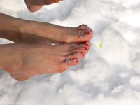 Feet - Katya + Kristina - 2006-02-19 First time with bare soles on snow