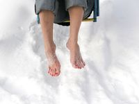 Feet - Katya + Kristina - 2006-02-19 First time with bare soles on snow