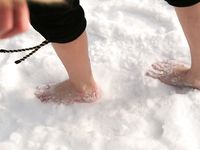 Feet - Katya + Kristina - 2006-02-19 First time with bare soles on snow