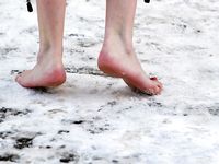 Feet - Katya + Kristina - 2006-02-19 First time with bare soles on snow