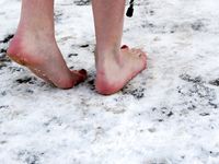 Feet - Katya + Kristina - 2006-02-19 First time with bare soles on snow
