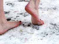 Feet - Katya + Kristina - 2006-02-19 First time with bare soles on snow