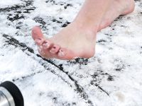 Feet - Katya + Kristina - 2006-02-19 First time with bare soles on snow