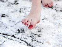 Feet - Katya + Kristina - 2006-02-19 First time with bare soles on snow