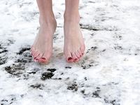 Feet - Katya + Kristina - 2006-02-19 First time with bare soles on snow