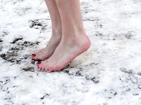 Feet - Katya + Kristina - 2006-02-19 First time with bare soles on snow