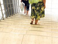 Feet - Katya A + Olga - 2007-12-03 Barefoot trips to Russian towns. Ryazan