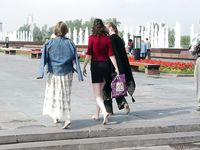 Feet - Lena + Nastya + Alla - 2003-10-15 A weekend in the park