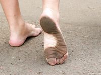 Feet - Lena D + Dina - 2008-08-04 Barefoot trip to Mytishi