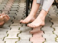 Feet - Lena D + Dina - 2008-08-04 Barefoot trip to Mytishi