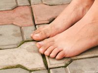 Feet - Lena D + Dina - 2008-08-04 Barefoot trip to Mytishi