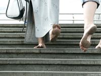 Feet - Lena D + Dina - 2008-08-04 Barefoot trip to Mytishi