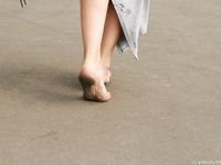 Feet - Lena D + Dina - 2008-08-04 Barefoot trip to Mytishi