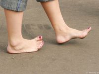Feet - Lena D + Dina - 2008-08-04 Barefoot trip to Mytishi