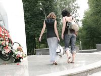 Feet - Lena D + Dina - 2008-08-04 Barefoot trip to Mytishi