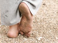 Feet - Lena D + Dina - 2008-08-04 Barefoot trip to Mytishi