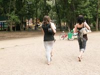 Feet - Lena D + Dina - 2008-08-04 Barefoot trip to Mytishi