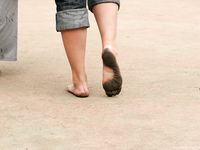Feet - Lena D + Dina - 2008-08-04 Barefoot trip to Mytishi