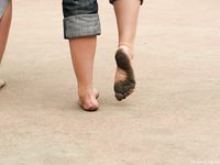 Feet - Lena D + Dina - 2008-08-04 Barefoot trip to Mytishi