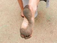 Feet - Lena D + Dina - 2008-08-04 Barefoot trip to Mytishi