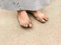 Feet - Lena D + Dina - 2008-08-04 Barefoot trip to Mytishi